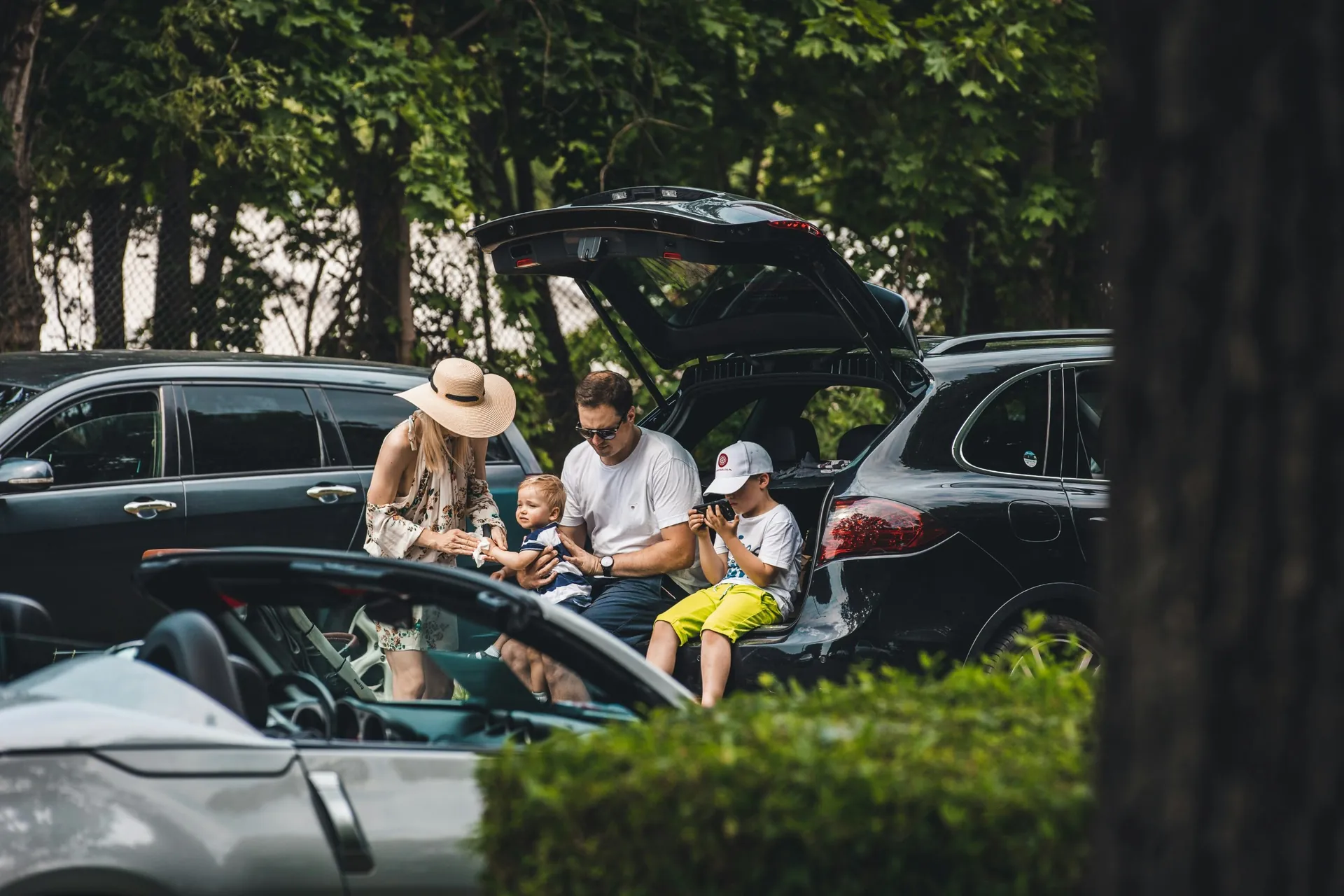 Família reunida no porta-malas do carro
