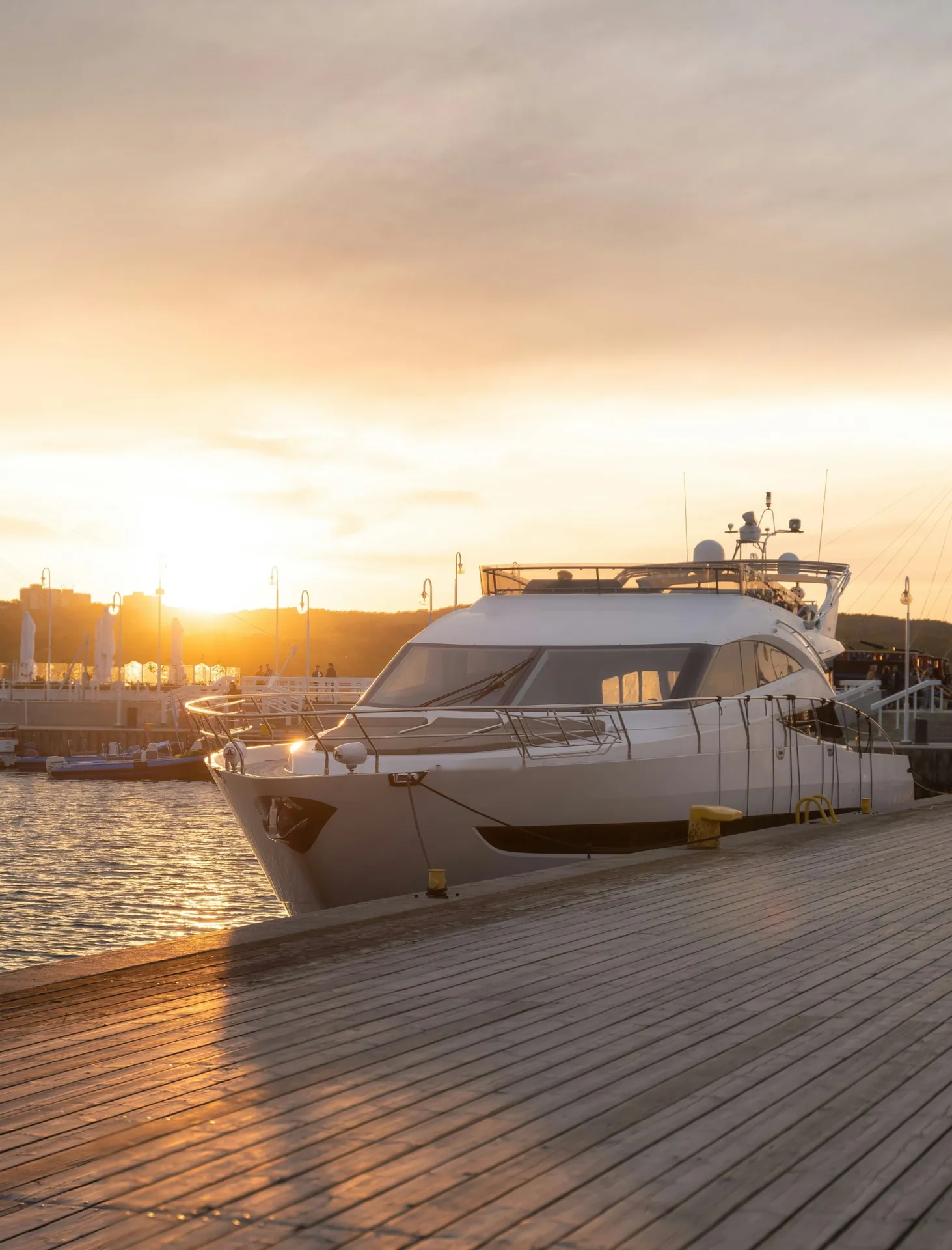 Iate atracado na marina ao pôr do sol